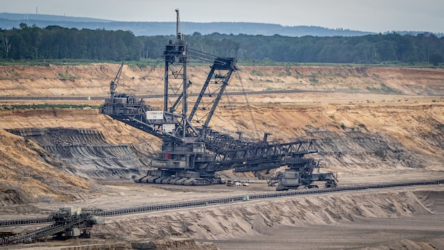 With a Wink and a Nod: How Politicians, Regulators, and Corrupt Coal Companies Exploited Appalachia